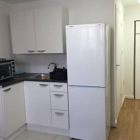 Private Studio Home Away From Home ... 서턴 외부 사진