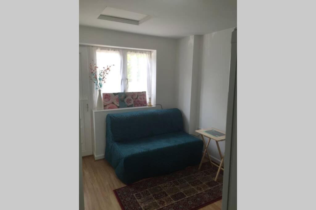 Private Studio Home Away From Home ... 서턴 외부 사진
