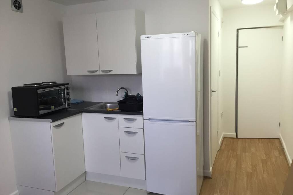 Private Studio Home Away From Home ... 서턴 외부 사진